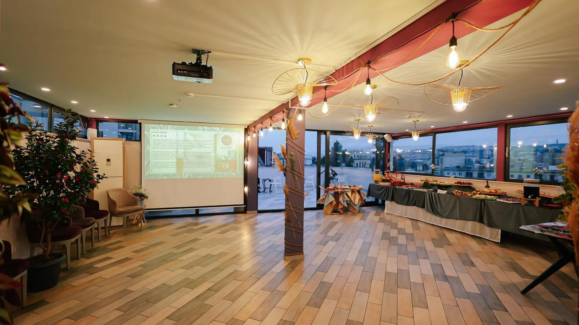 Brosse Garden Hotell Tbilisi 4*,